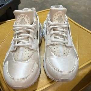 Womens 8.5 Nike Huarache Ivory tennis shoes.